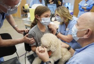 Собаки-терапевты помогают при вакцинации детей от COVID-19