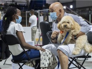 В Канаде собаки-терапевты помогают при вакцинации детей от COVID-19