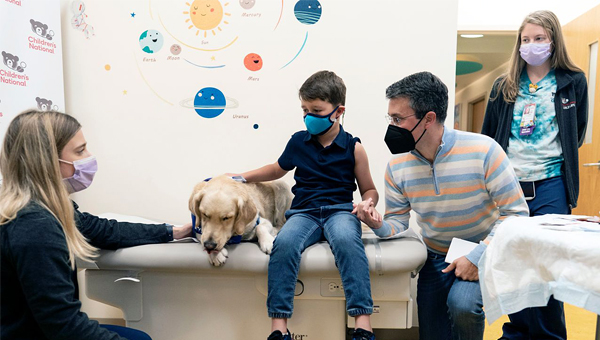 Собаки помогают пациентам перед вакцинацией от COVID-19